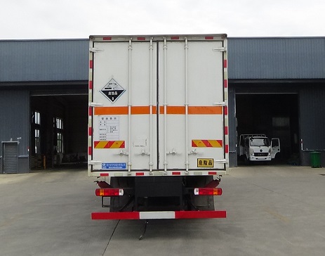 程力威牌CLW5181XFWCDP腐蝕性物品廂式運(yùn)輸車公告圖片