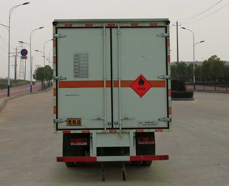华通牌HCQ5124XRYBJ6-01易燃液体厢式运输车公告图片