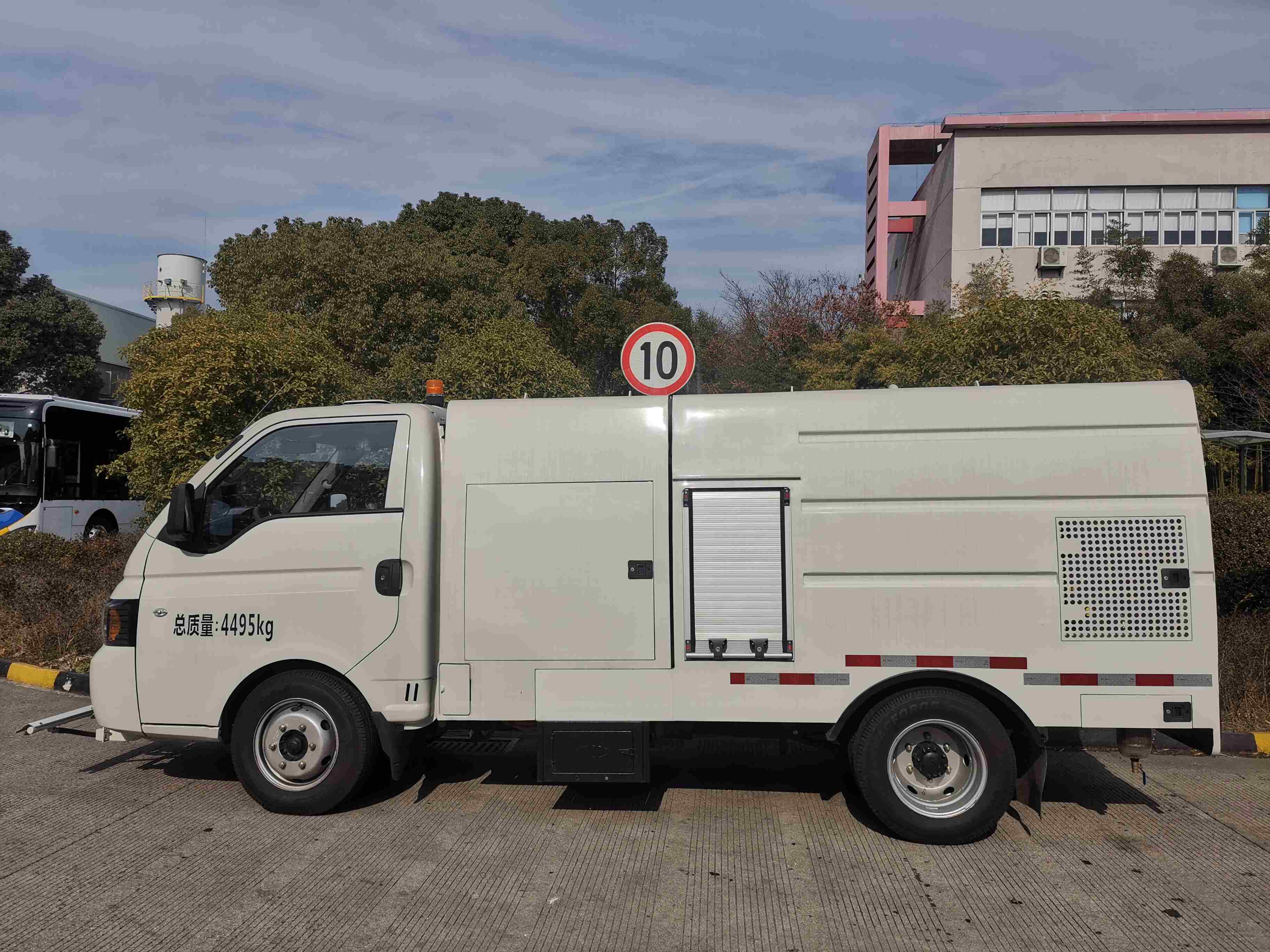 海格牌KLQ5040TYHAEV純電動(dòng)路面養(yǎng)護(hù)車公告圖片