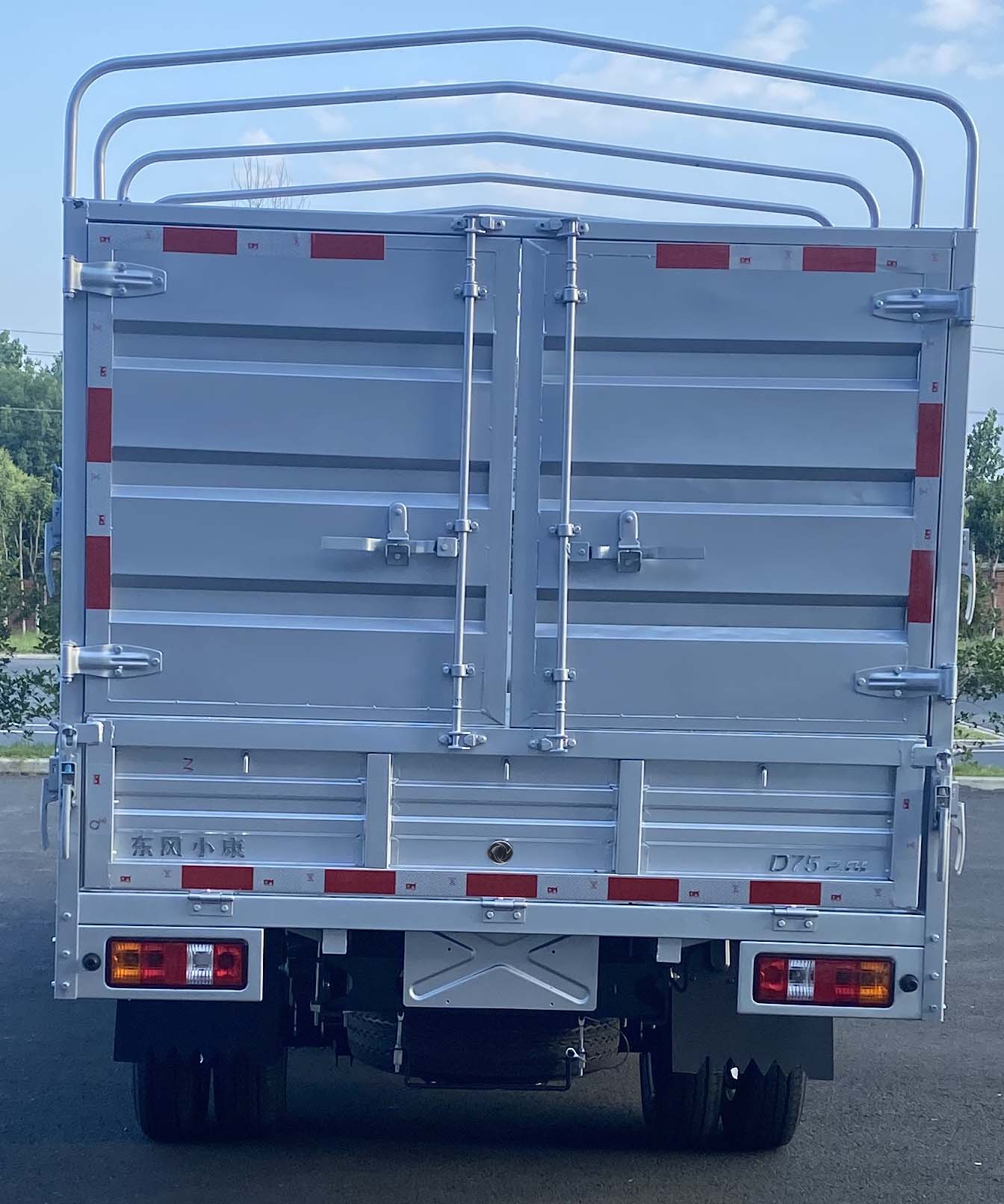 東風(fēng)牌DXK5030CCYC34HL倉(cāng)柵式運(yùn)輸車公告圖片