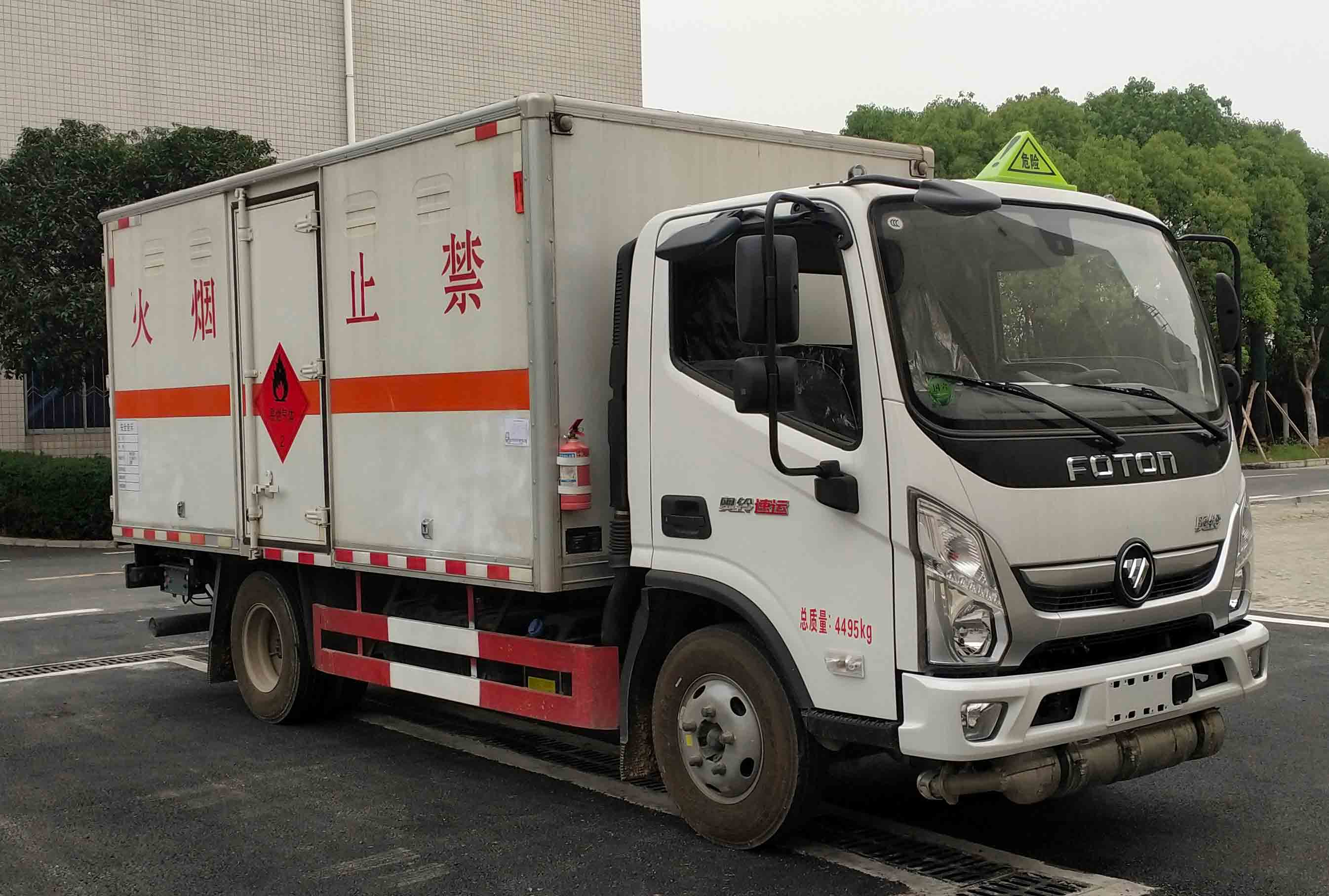 華通牌HCQ5048XRQJDA-AB3易燃?xì)怏w廂式運(yùn)輸車公告圖片