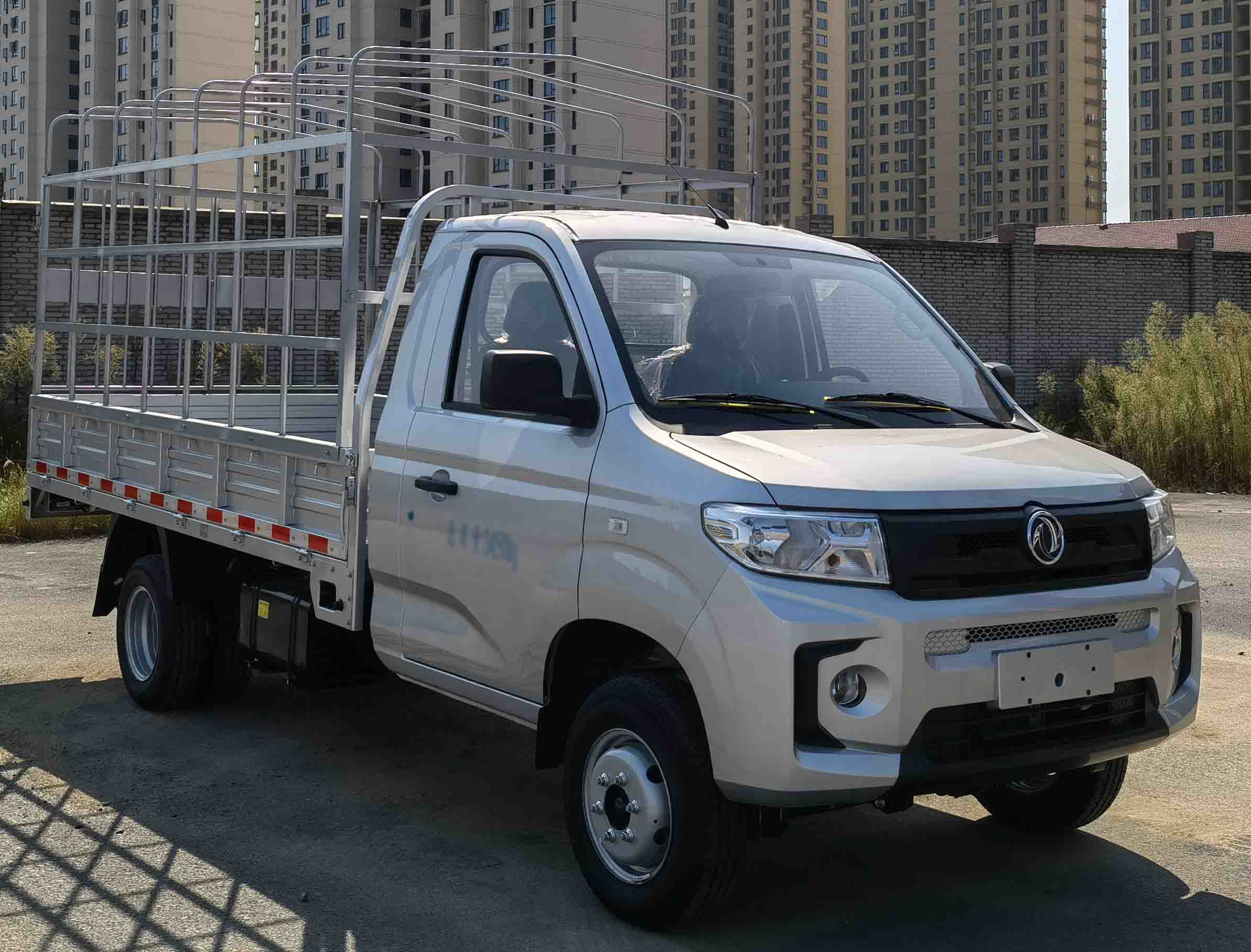 東風(fēng)牌DXK5031CCYK17HL倉柵式運(yùn)輸車公告圖片