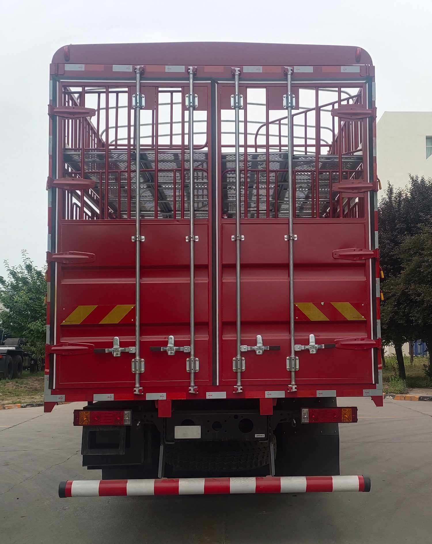 陕汽牌SX5319CCQXD456F1-S畜禽运输车公告图片