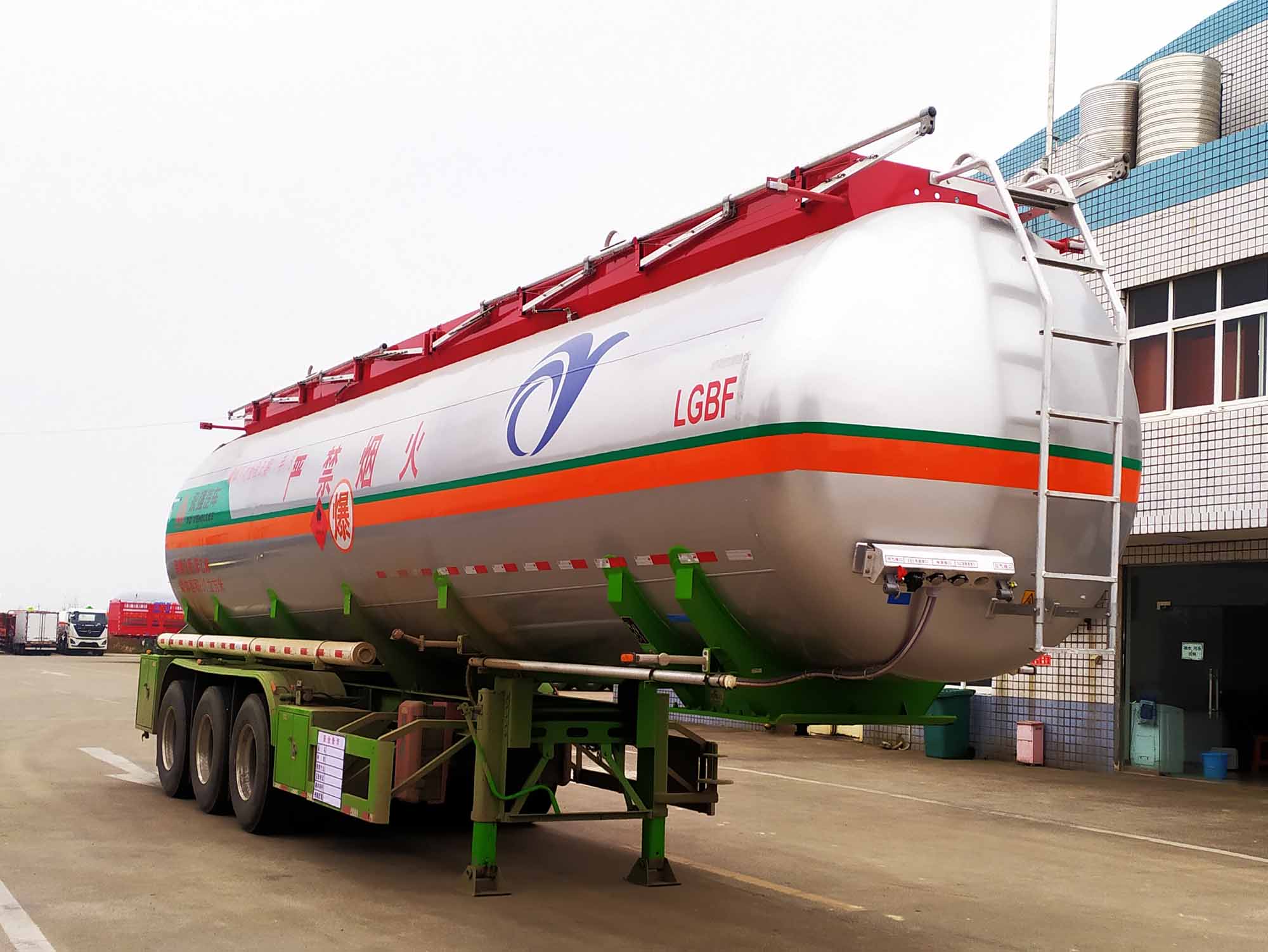 永强牌12米32.6吨3轴易燃液体罐式运输半挂车(YQ9407GRYCY2)