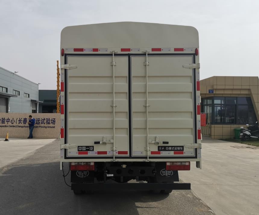 解放牌CA5040CCYP40K61L2E6A85倉(cāng)柵式運(yùn)輸車(chē)公告圖片