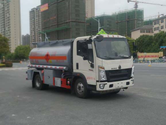 新东日牌YZR5097GYYZ6运油车