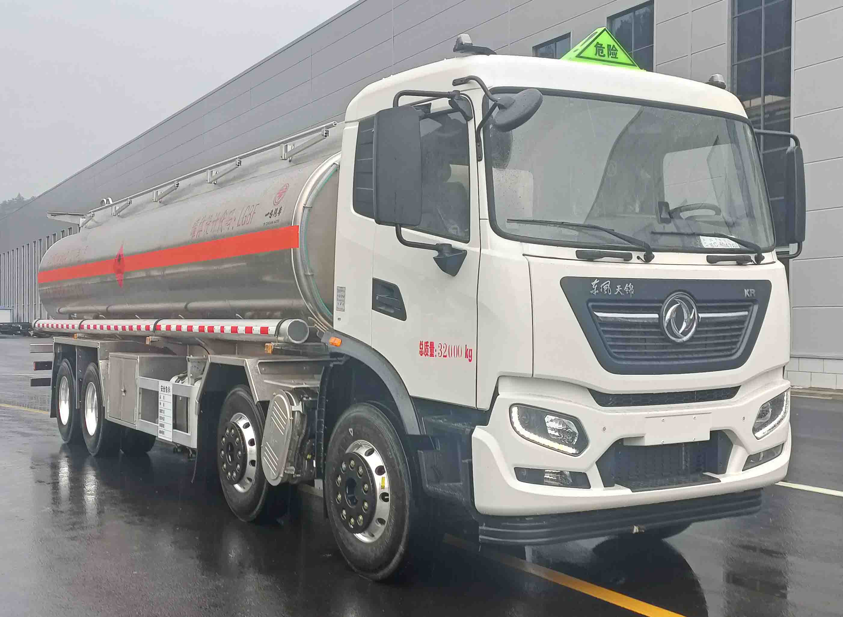 專(zhuān)致牌YZZ5321GYYLD6鋁合金運(yùn)油車(chē)公告圖片