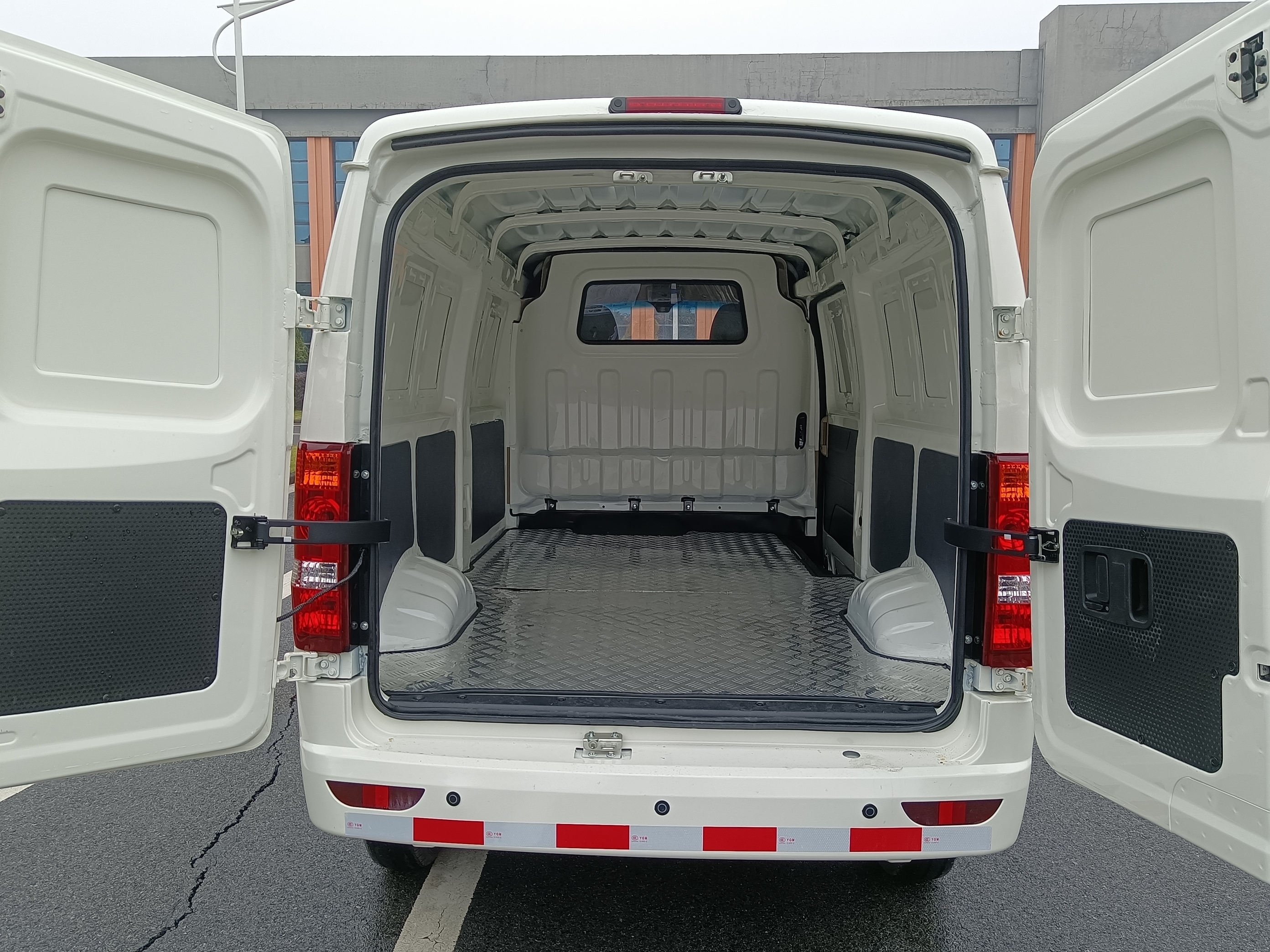 吉奧牌NGA5033XXYBEV1純電動(dòng)廂式運(yùn)輸車公告圖片