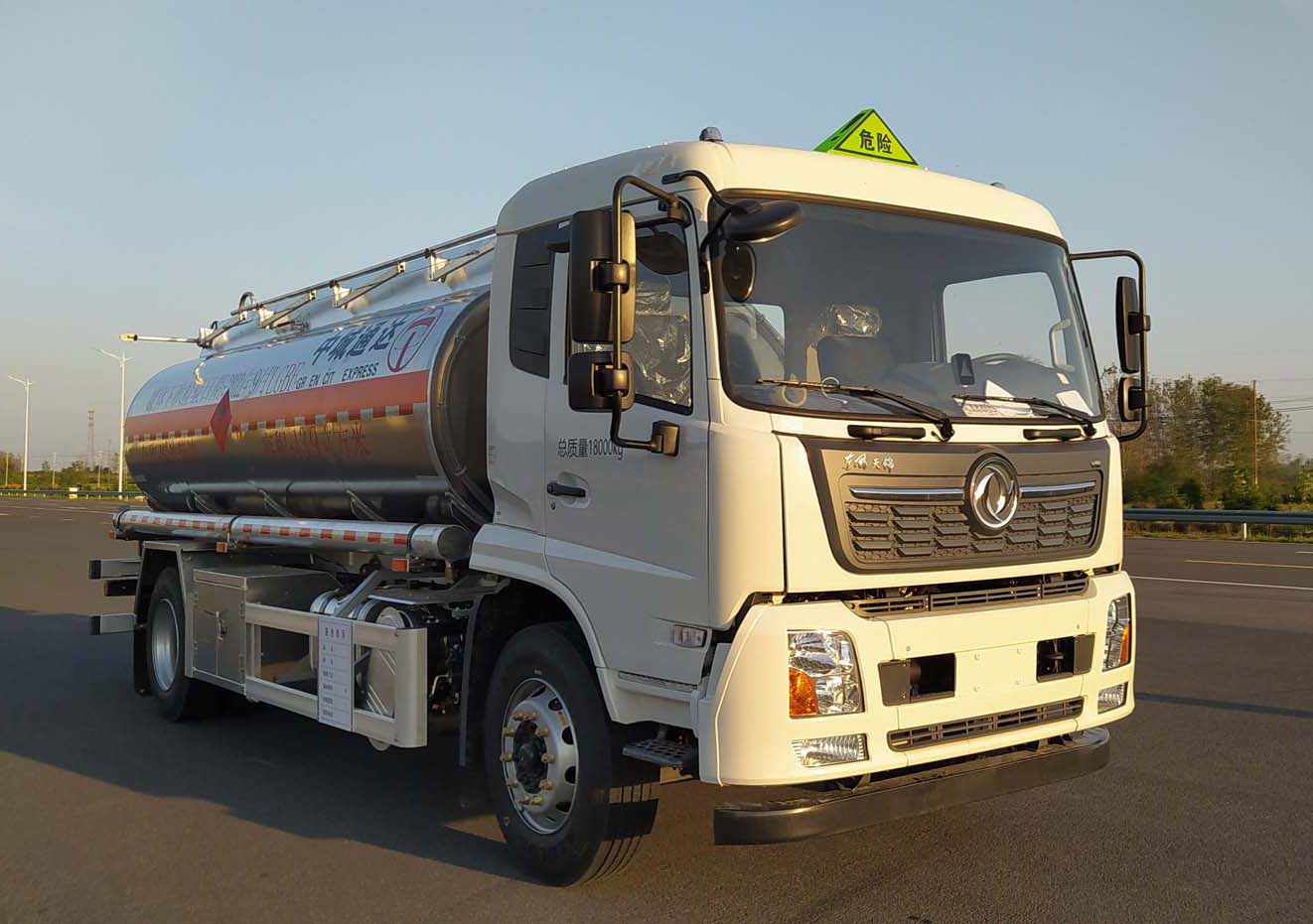 中城通達(dá)牌CLE5181GYYBB1鋁合金運(yùn)油車公告圖片