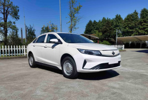 力帆牌LF7001SEV1型换电式纯电动轿车