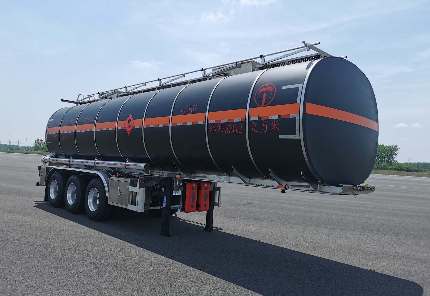 中城通达牌10.6米33.8吨3轴铝合金易燃液体罐式运输半挂车(CLE9407GRYTH2)