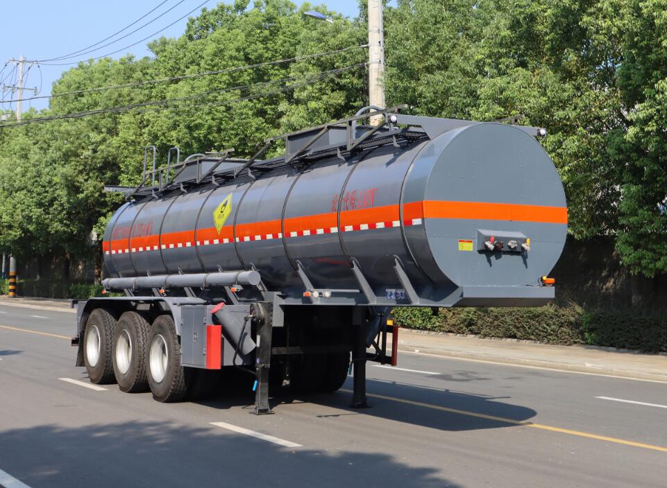 中汽力威牌9.6米31.6吨3轴氧化性物品罐式运输半挂车(HLW9403GYW)