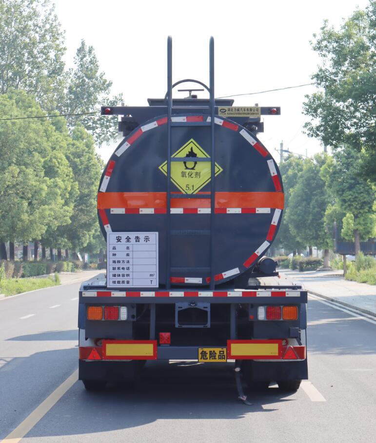 中汽力威牌HLW9403GYW氧化性物品罐式运输半挂车公告图片