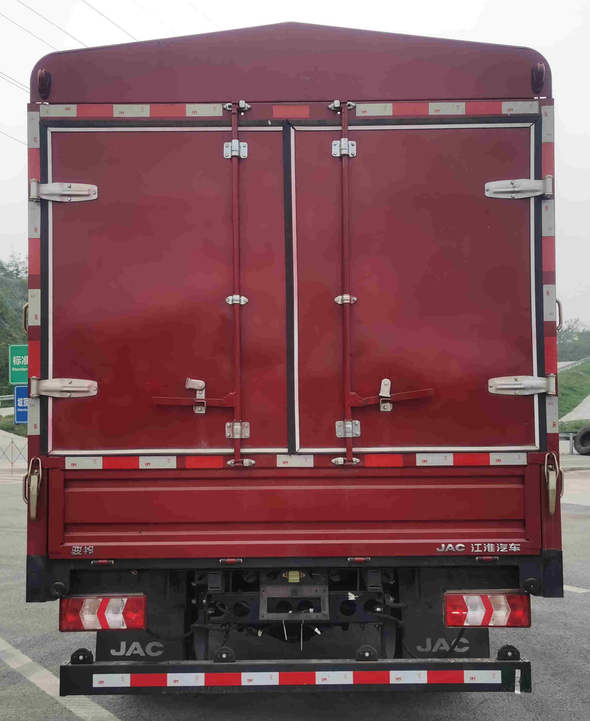 江淮牌HFC5043CCYEV1N純電動倉柵式運輸車公告圖片