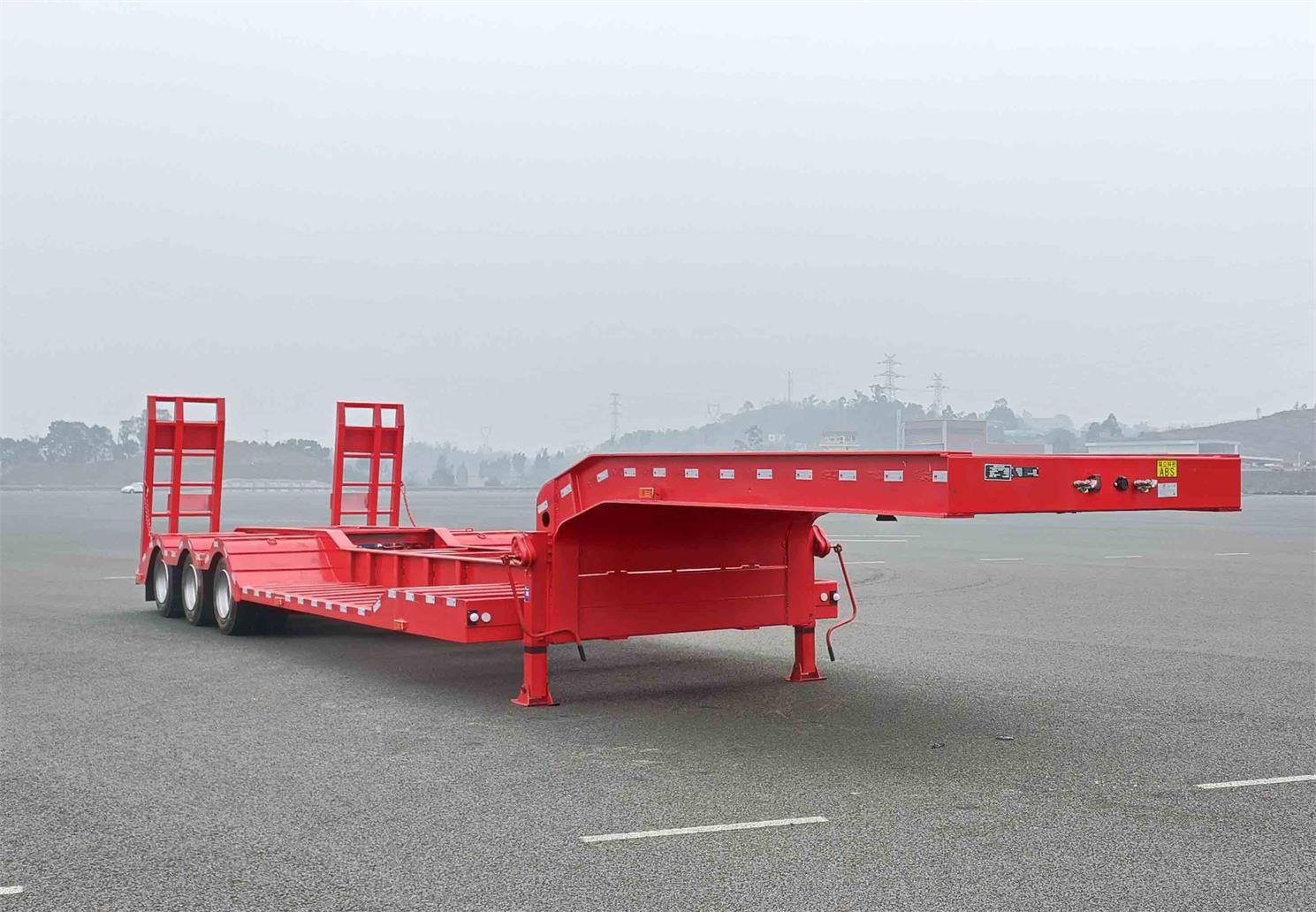 重特牌13.8米29.2吨3轴低平板半挂车(QYZ9370TDP)