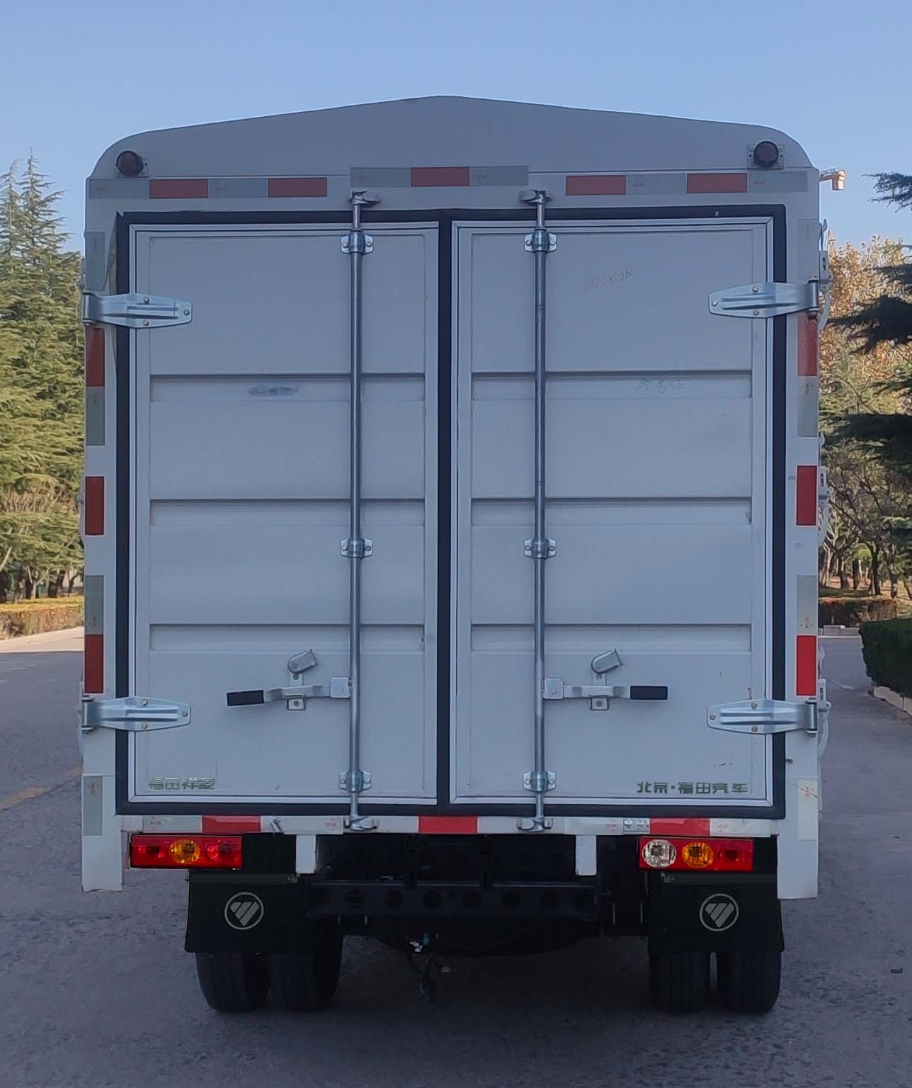 福田牌BJ5030CCY5JV7-44倉柵式運(yùn)輸車公告圖片