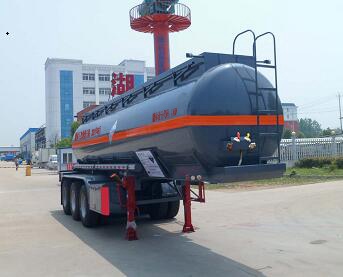 中汽力威牌9.6米31.4吨3轴腐蚀性物品罐式运输半挂车(HLW9400GFWB)