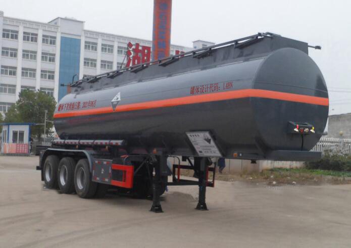 中汽力威牌10.8米30.7吨3轴腐蚀性物品罐式运输半挂车(HLW9406GFW)