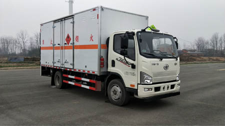 大力牌DLQ5120XRQCA6易燃?xì)怏w廂式運(yùn)輸車公告圖片