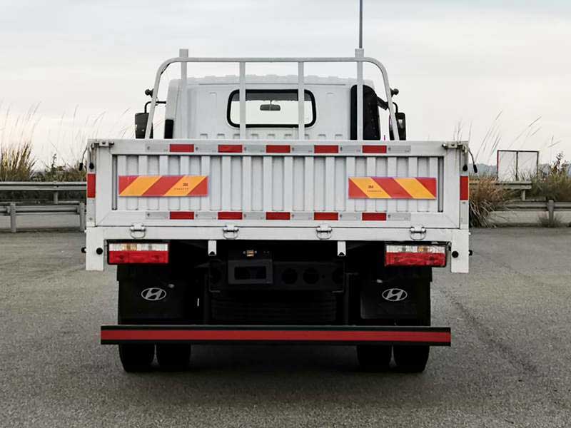 CHM1160QPA42T 现代牌180马力单桥柴油5.2米国六载货汽车图片