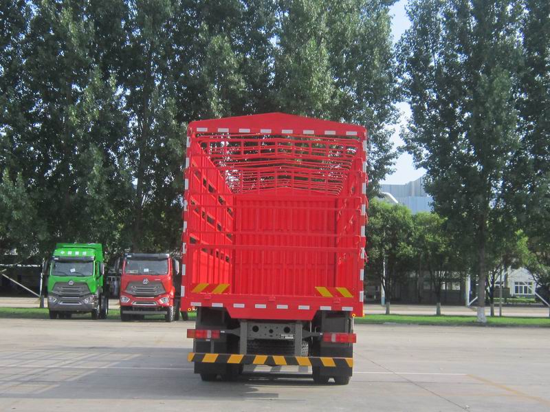 豪沃牌ZZ5257CCQN43CJF1畜禽運輸車公告圖片