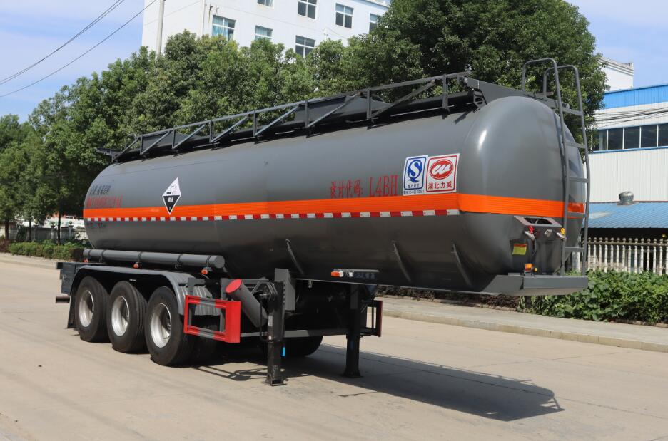 中汽力威牌9.7米32.2吨3轴腐蚀性物品罐式运输半挂车(HLW9406GFWA)