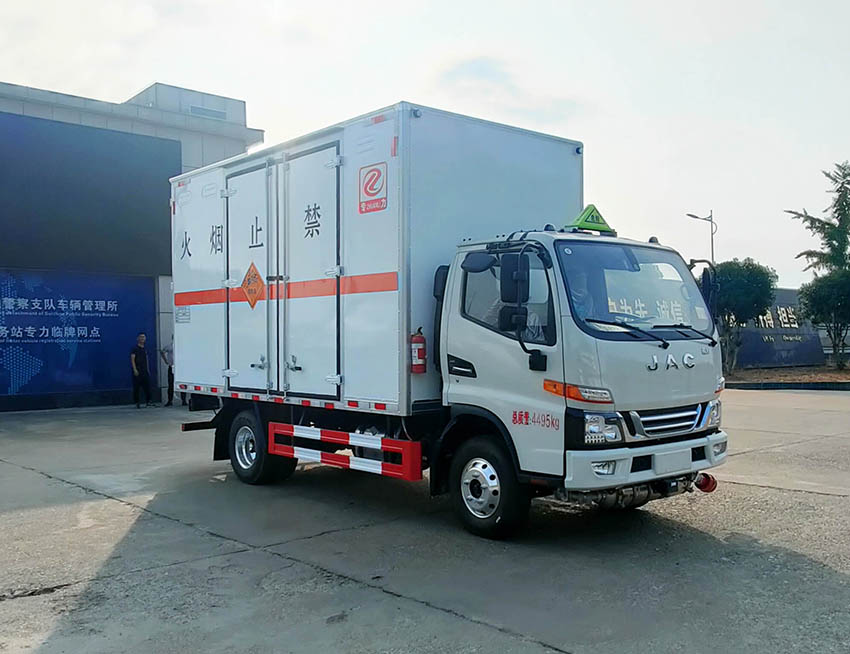 專(zhuān)力牌ZLC5045XQYH6爆破器材運(yùn)輸車(chē)公告圖片