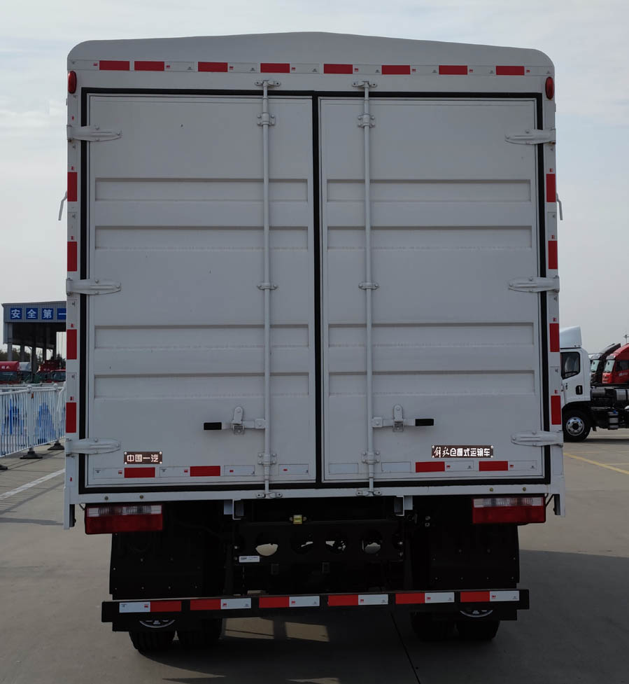 解放牌CA5121CCYP40K42L2E6A84倉柵式運(yùn)輸車公告圖片