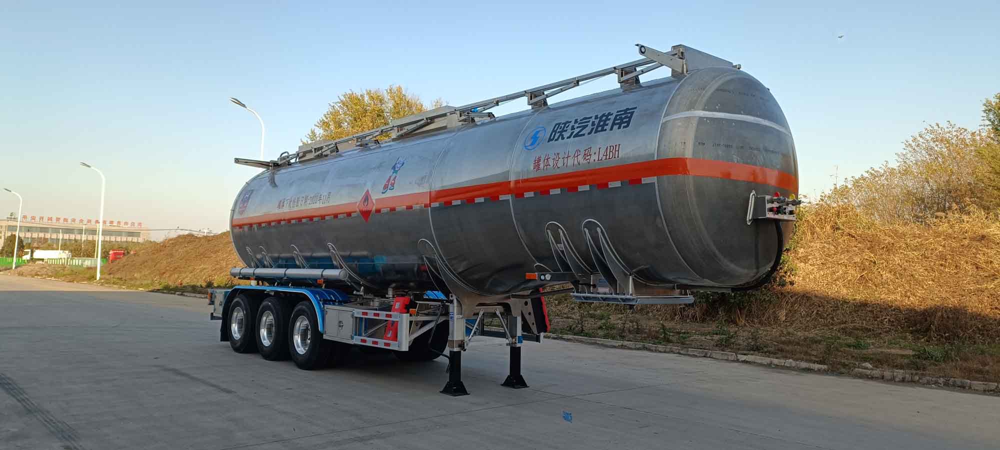 陕汽牌11.5米34.2吨3轴铝合金易燃液体罐式运输半挂车(SHN9400GRYP427)