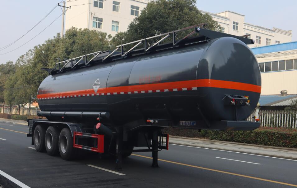 中汽力威牌10.5米31.2吨3轴杂项危险物品罐式运输半挂车(HLW9402GZW)