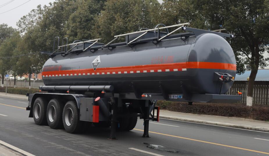 中汽力威牌9.6米32.8吨3轴腐蚀性物品罐式运输半挂车(HLW9403GFWB)