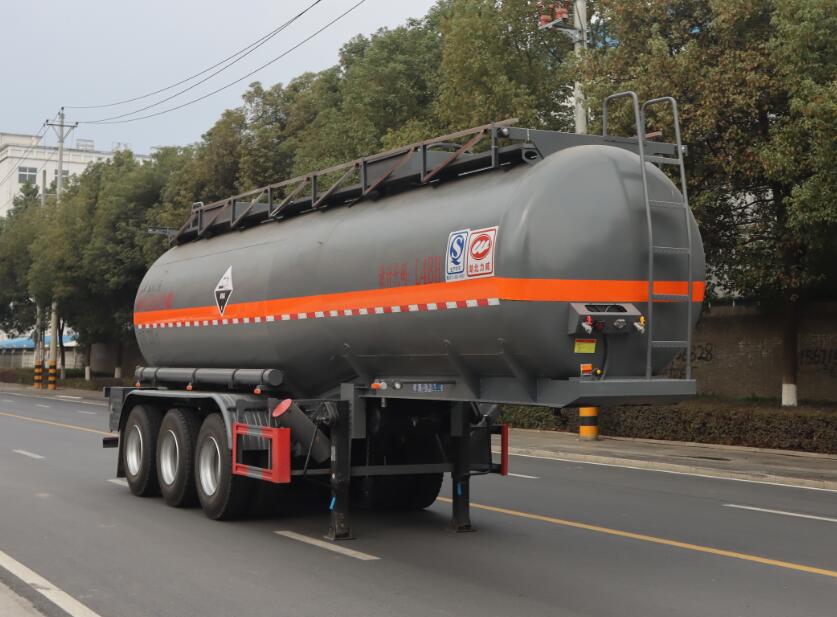 中汽力威牌9.7米31.7吨3轴腐蚀性物品罐式运输半挂车(HLW9407GFWA)