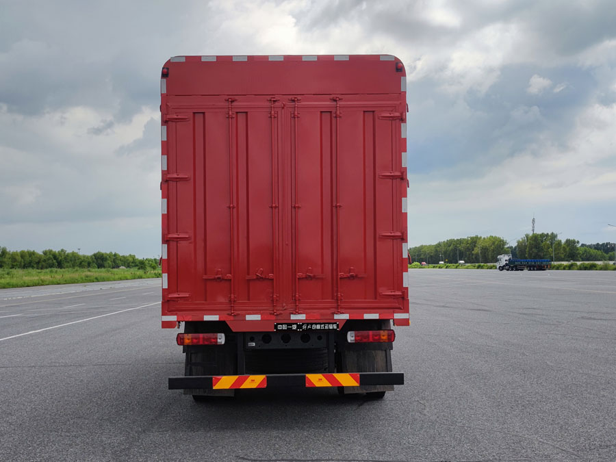 解放牌CA5181CCYP62K1L4E6倉柵式運(yùn)輸車公告圖片