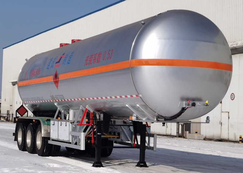 建成牌12米29吨3轴液化气体运输半挂车(JC9401GYQDX)