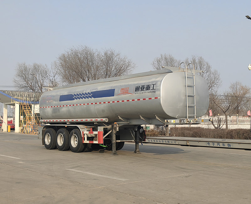 通華牌9.8米33吨3轴普通液体运输半挂车(WTY9400GPG32)