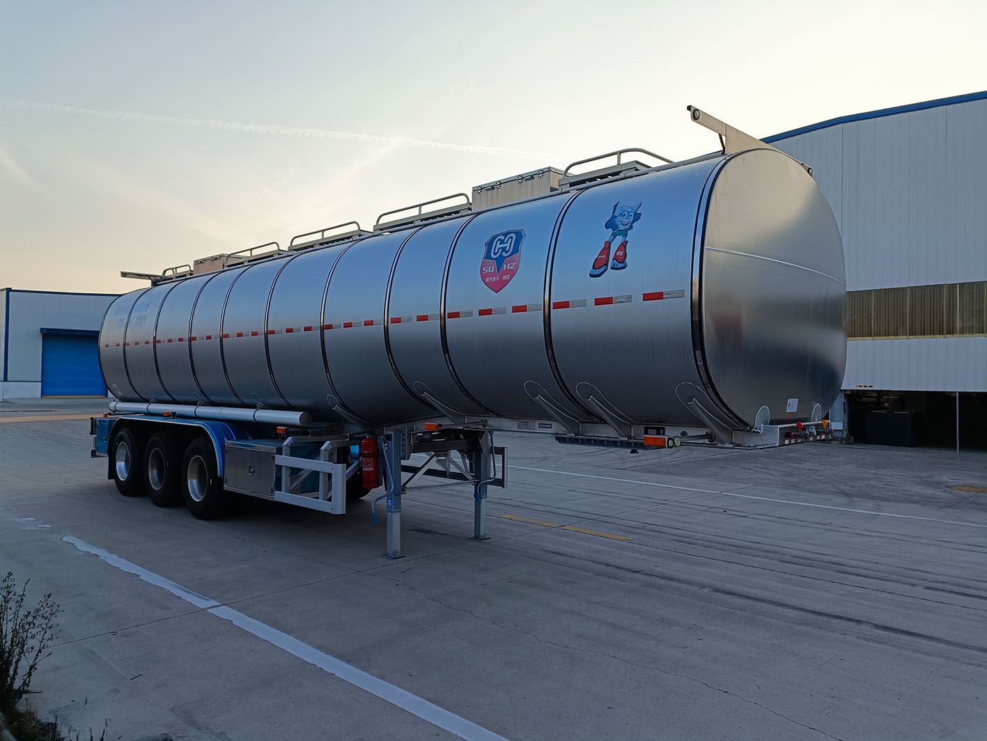 陕汽牌11.9米33.6吨3轴普通液体运输半挂车(SHN9400GPGP480)
