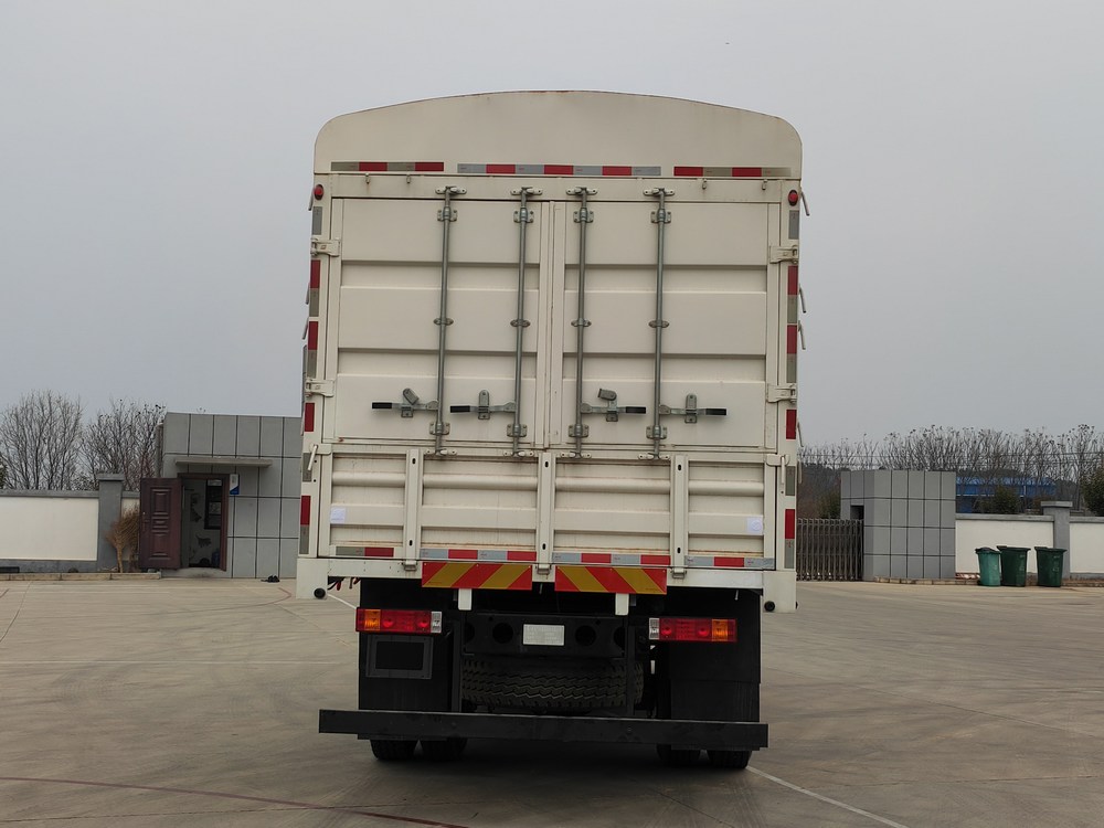 陜汽牌SX5240CCYBP6369倉柵式運(yùn)輸車公告圖片