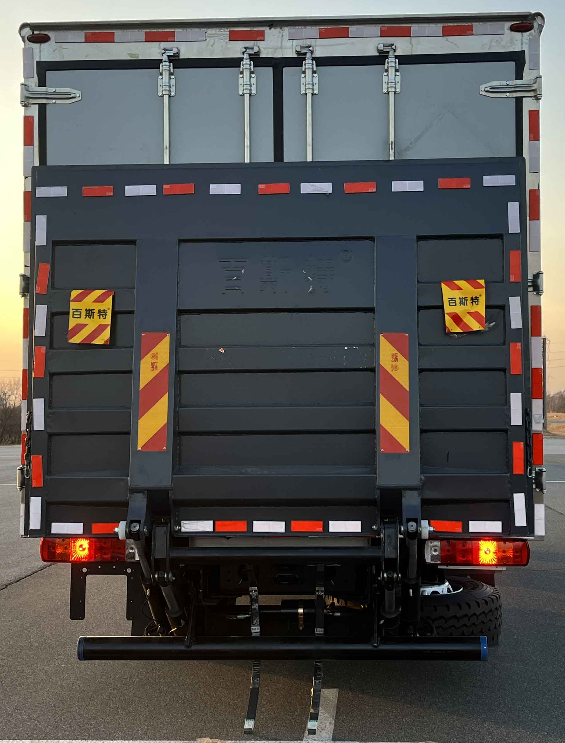 北奔牌ND5180XXYZ01廂式運(yùn)輸車公告圖片