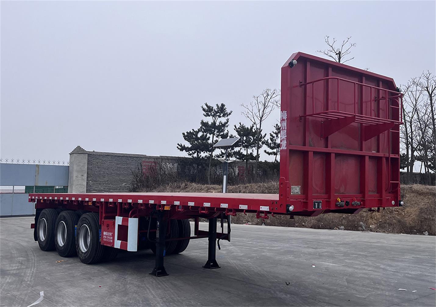 梅昊龙牌9.5米35吨3轴平板运输半挂车(GHL9402TPB)