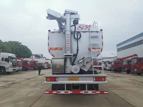 華通牌HCQ5318ZSLDFH6散裝飼料運(yùn)輸車公告圖片