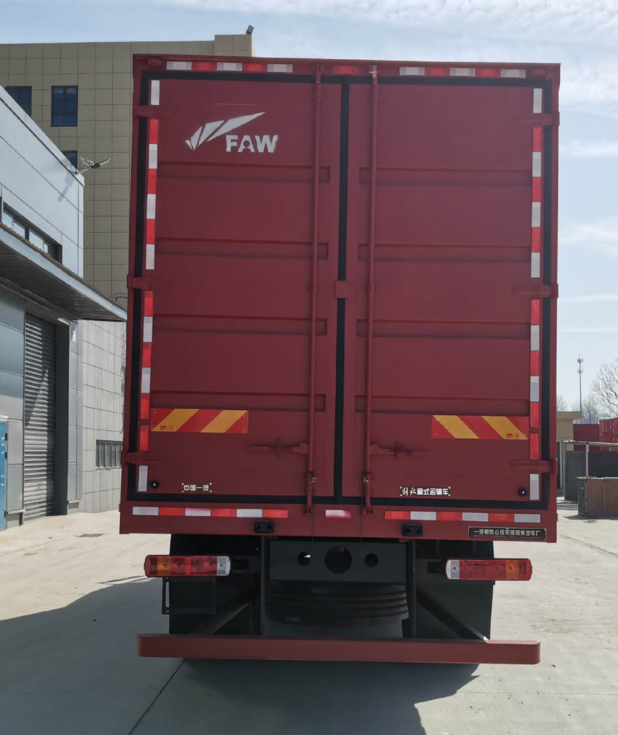 解放牌CA5250XXYP28K2L5T3E6A80廂式運輸車公告圖片