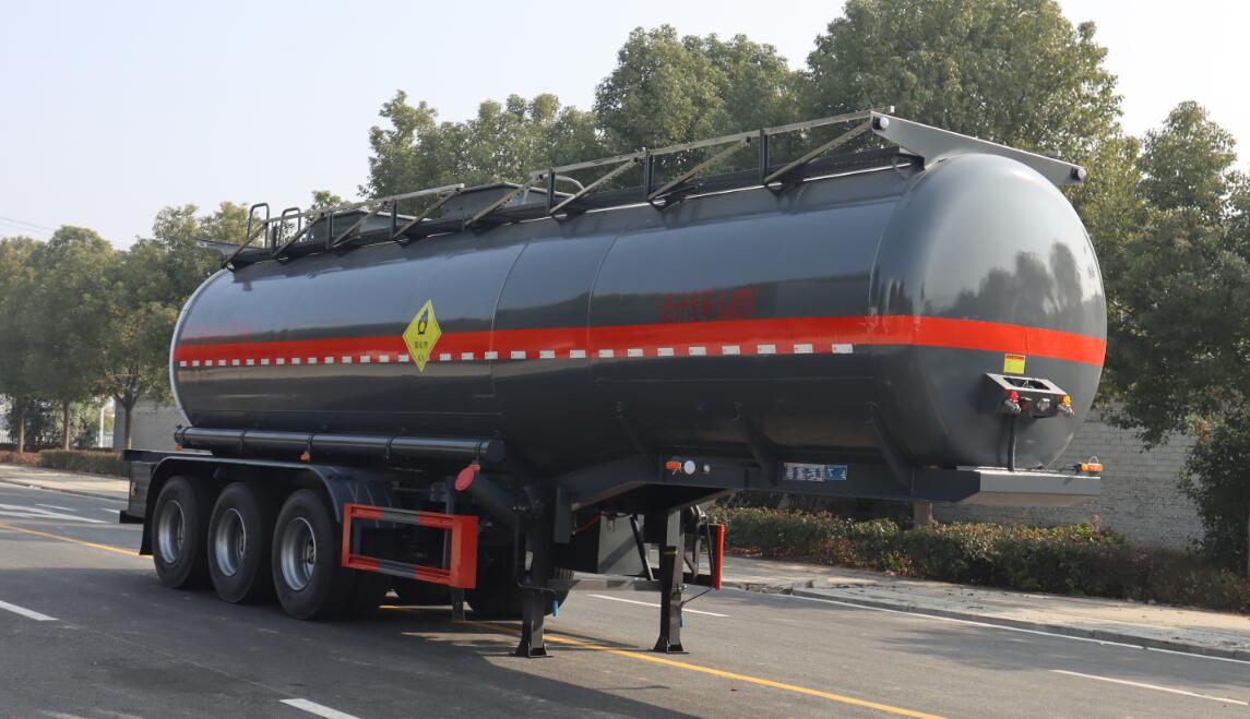 中汽力威牌10.5米32.1吨3轴氧化性物品罐式运输半挂车(HLW9401GYW)