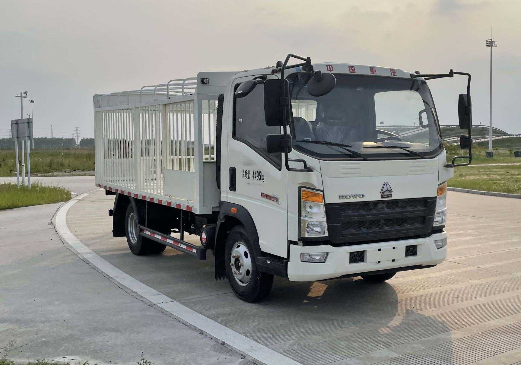 豪沃牌ZZ5047CCQH3315F145畜禽運(yùn)輸車公告圖片