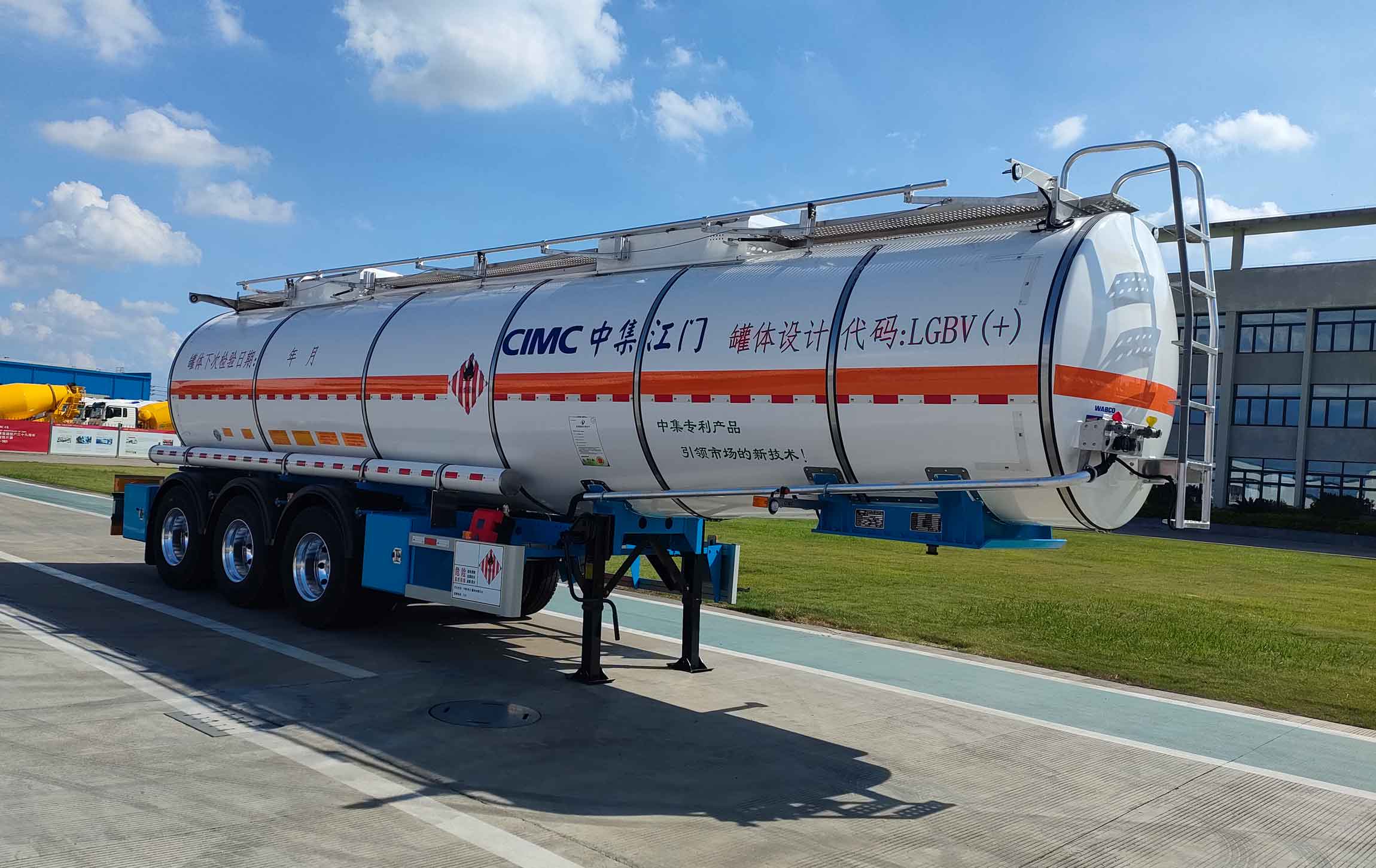 中集牌11.1米33.2吨3轴易燃液体罐式运输半挂车(ZJV9406GRYJMA)