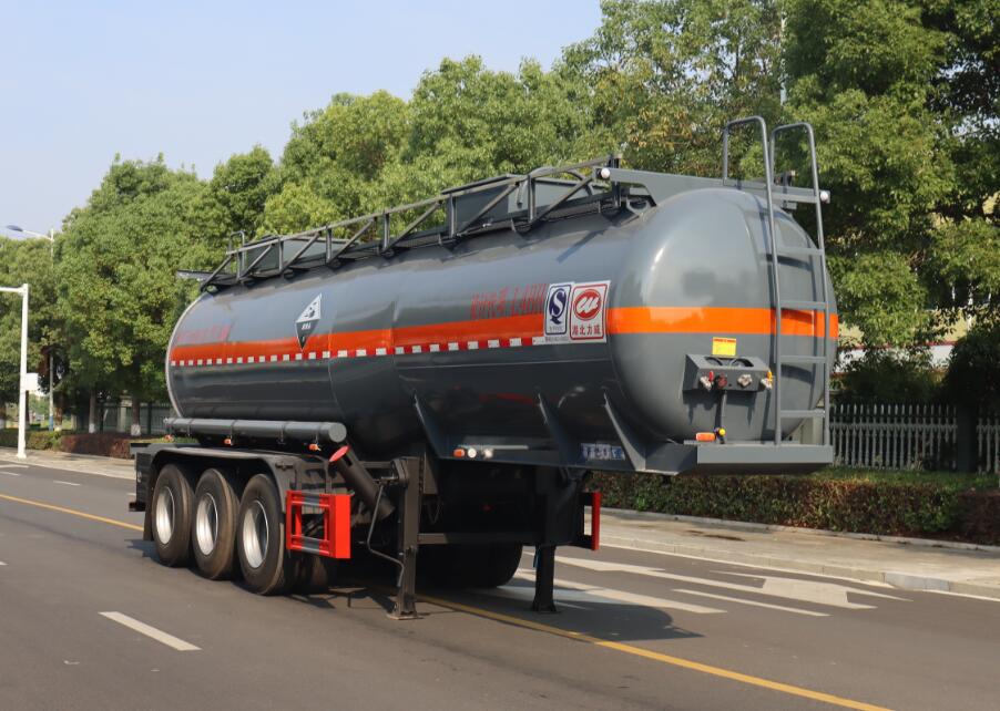 中汽力威牌9.7米31.6吨3轴腐蚀性物品罐式运输半挂车(HLW9407GFWB)
