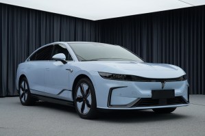 岚图牌EQ7000AL1F2BEV型纯电动轿车