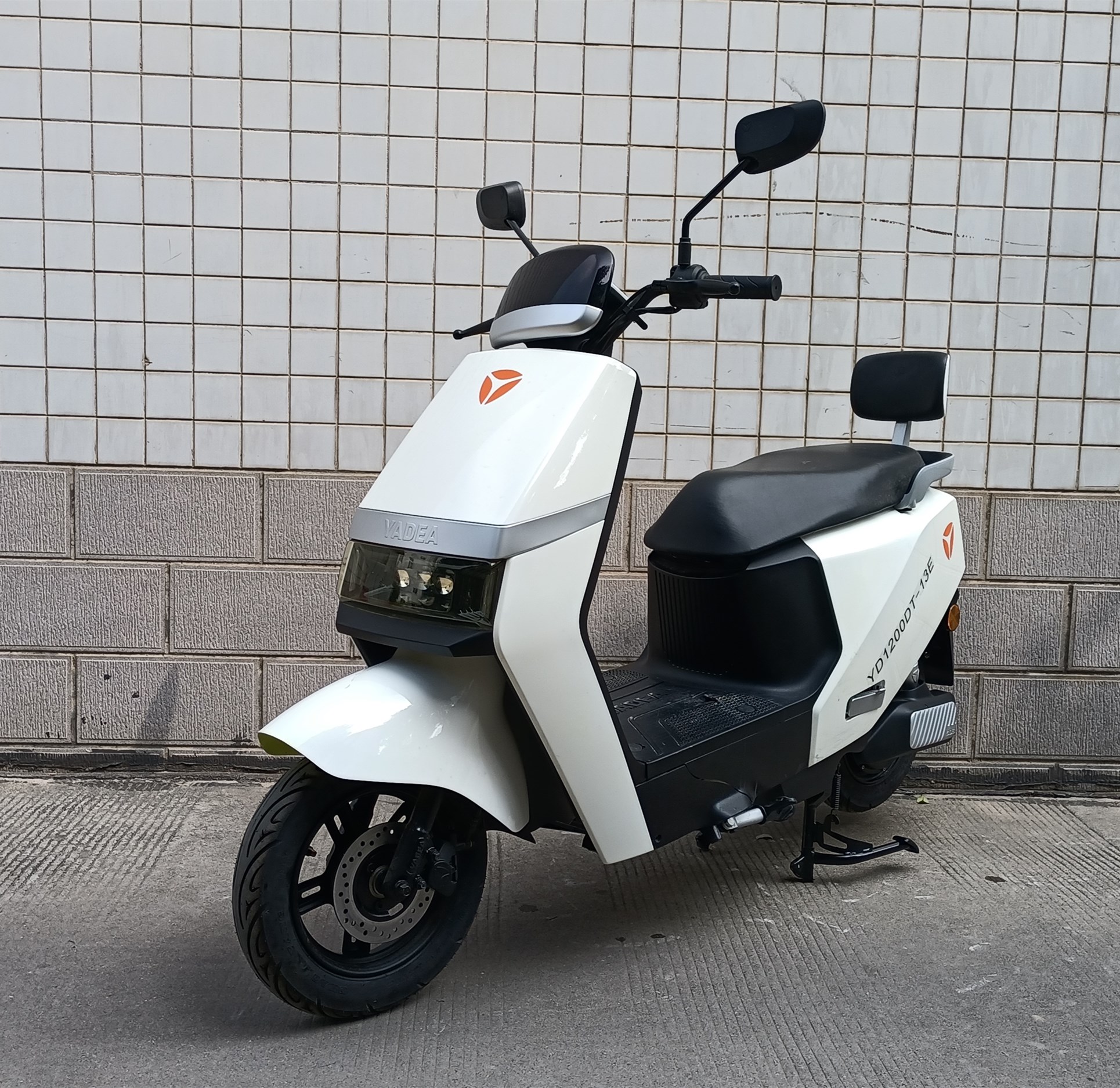 雅迪牌YD1200DT-13E电动两轮摩托车公告图片