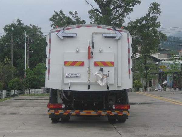 福龍馬牌FLM5180TXSFMBEVS純電動(dòng)洗掃車公告圖片