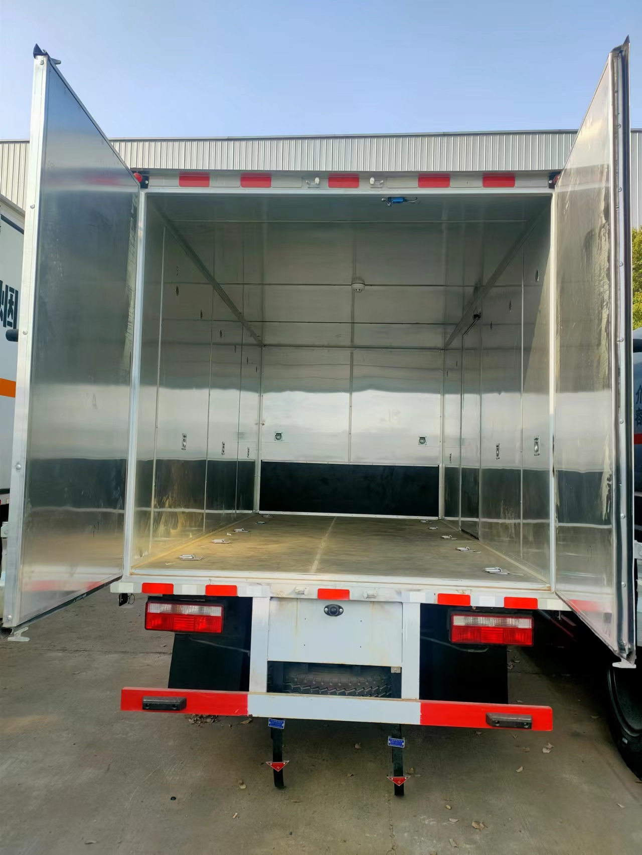 楚飛牌CLQ5070XQY6CA爆破器材運(yùn)輸車(chē)公告圖片