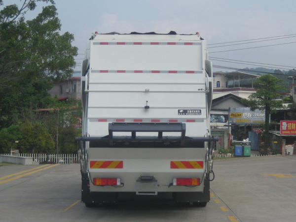 福龍馬牌FLM5250ZYSDF6壓縮式垃圾車公告圖片